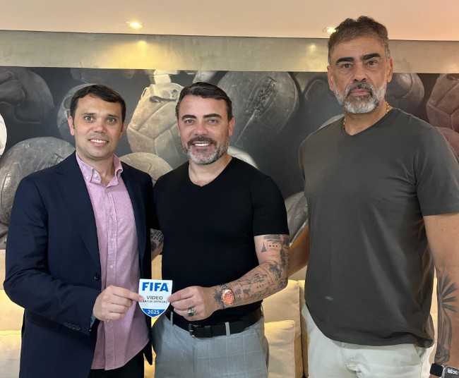 Igor Junio Benevenuto recebe escudo FIFA na sede da FMF